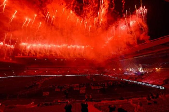 Pháo hoa đã được thắp lên trên sân Anfield