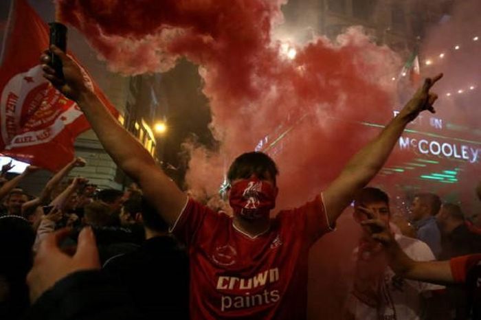 Bất chấp quy định, CĐV Liverpool vẫn tụ tập ăn mừng