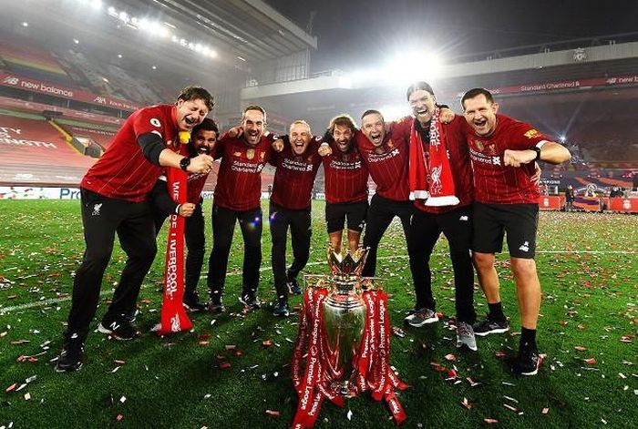 HLV Klopp và các trợ lý phấn khích với chiếc cúp vô địch Anh