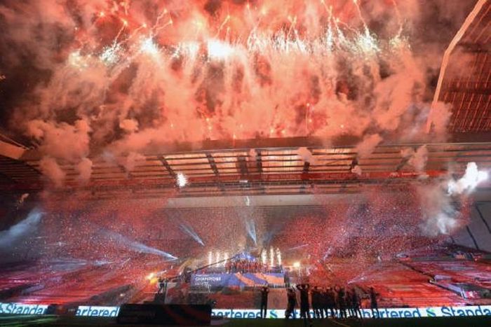 Sân Anfield rực rỡ ánh sáng trong ngày đăng quang