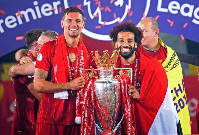 Salah ăn mừng cùng người đồng đội Lovren