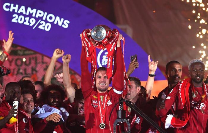 Đội trưởng Jordan Henderson giương cao cúp vô địch sau 30 năm chờ đợi
