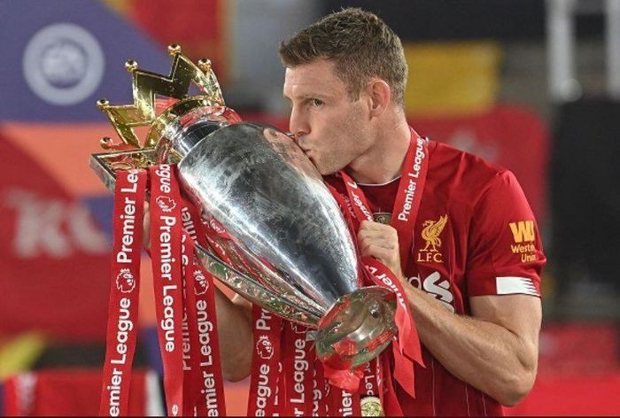 Người cận vệ già James Milner hôn lên cúp bạc