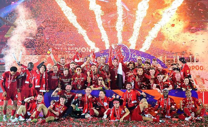 Các thành viên Liverpool mở hội ở Anfield