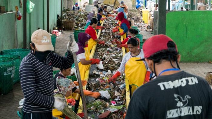 Các công nhân làm việc trong nhà máy tái chế thuộc dự án STOP tại Indonesia.