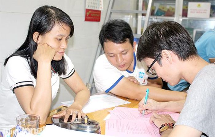 Công nhân khu nhà trọ ở KP.3, P.Long Bình (TP.Biên Hòa) cùng nhau tìm hiểu các quy định mới của pháp luật liên quan đến lao động