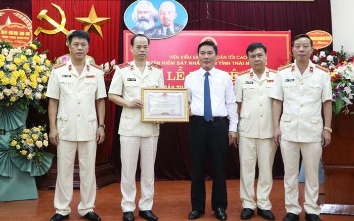 Đồng chí Vũ Hồng Bắc, Phó Bí thư Tỉnh ủy, Chủ tịch UBND tỉnh tặng Bằng khen của UBND tỉnh cho Viện KSND tỉnh vì có thành tích xuất sắc trong thực hành quyền công tố và kiểm sát các hoạt động tư pháp.