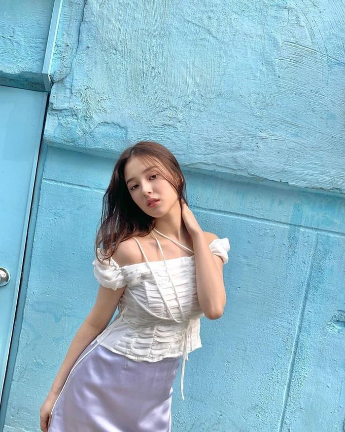 Bởi vậy trước đây, style đời thường của nữ thần tượng có phần kín đáo, nhằm che giấu vóc dáng không mấy thon thả. Tuy nhiên, sau khi trải qua quá trình giảm cân, Nancy gần đây không ngần ngại diện trang phục tôn lên đường cong hình thể như váy hai dây bó sát hay kiểu áo crop top khoe vòng eo săn chắc. Để có được hình thể nuột nà, thành viên nhóm Momoland phải thực hiện chế độ ăn kiêng chỉ gồm lòng trắng trứng, khoai lang, táo và rau xà lách. Ảnh: Nancy.momoland. 