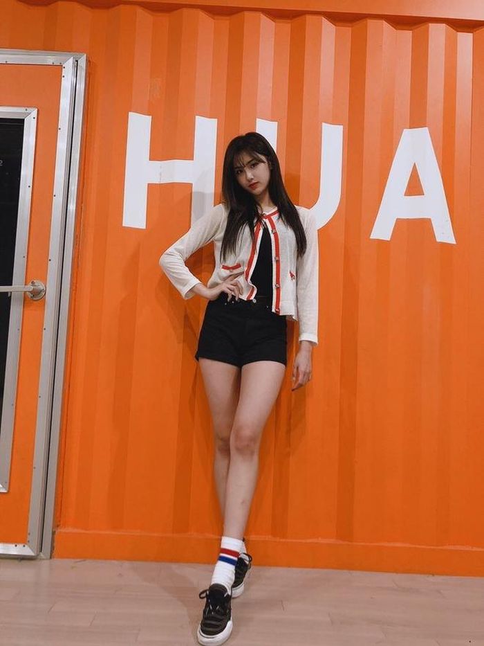 Street style ngoài đời của Aisha ưu tiên sự đơn giản, thoải mái. Nữ idol sinh năm 2000 thường lựa chọn các loại quần ngắn hay áo giấu quần. Đây đều là những items giúp khoe đôi chân dài của cô. Ảnh: Aisha.everglow.