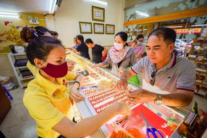 Giá vàng thế giới và trong nước đang liên tiếp vượt đỉnh lịch sử. Ảnh: Chí Hùng.