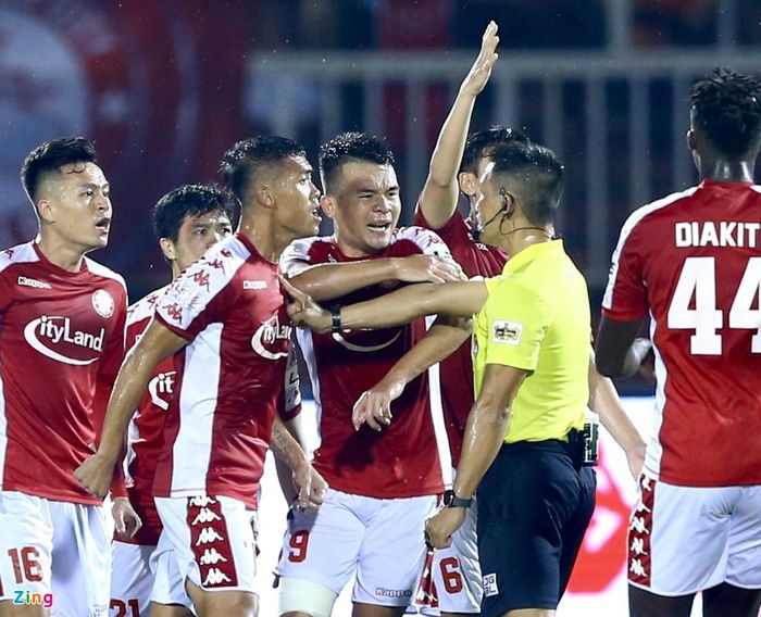  Ngay lập tức, Công Phượng và các đồng đội như Ngô Hoàng Thịnh, Nguyễn Công Thành và Võ Huy Toàn chạy về phía trọng tài Trần Văn Trọng để đòi quả phạt đền cho đội chủ nhà. 
