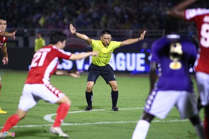  Tuy nhiên, với góc quan sát thuận lợi, ông Trọng nhanh chóng xua tay, xác nhận Thành Chung không có lỗi. 