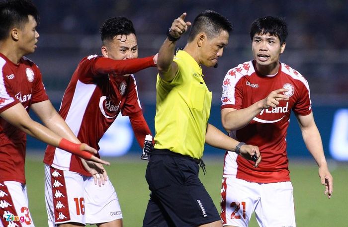  Bất chấp những phản ứng từ các cầu thủ đội chủ nhà... 
