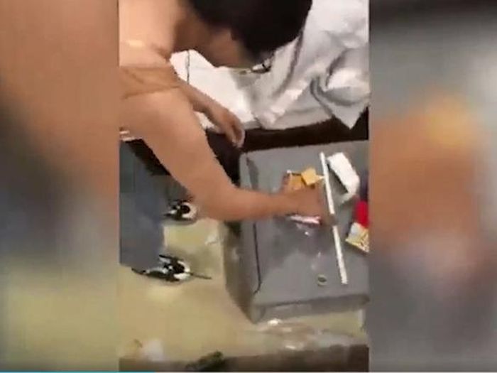 Hình ảnh một người trong nhóm du khách thuê phòng đang xả rác ở khách sạn tại TP Vũng Tàu. Ảnh: Cắt từ clip
