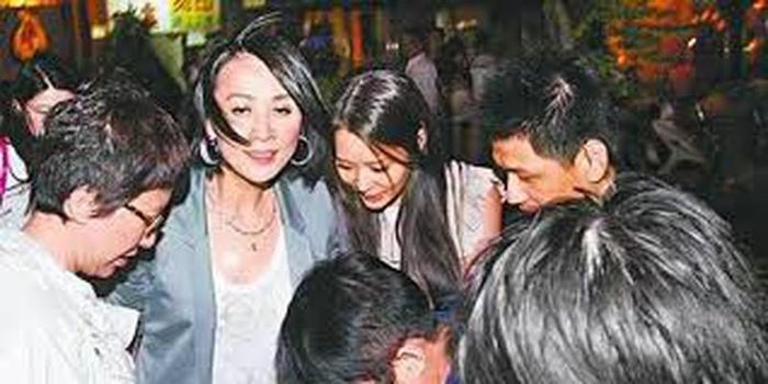 Lưu Gia Linh nổi tiếng trong giới giải trí là người có tửu lượng thuộc hàng “không phải dạng vừa”, tuy nhiên cũng có lần truyền thông chụp được cảnh cô say rượu. Nhưng Lưu Gia Linh khi say thì cũng chỉ đỏ mặt chứ không hề có những hành động mất kiểm soát nào.