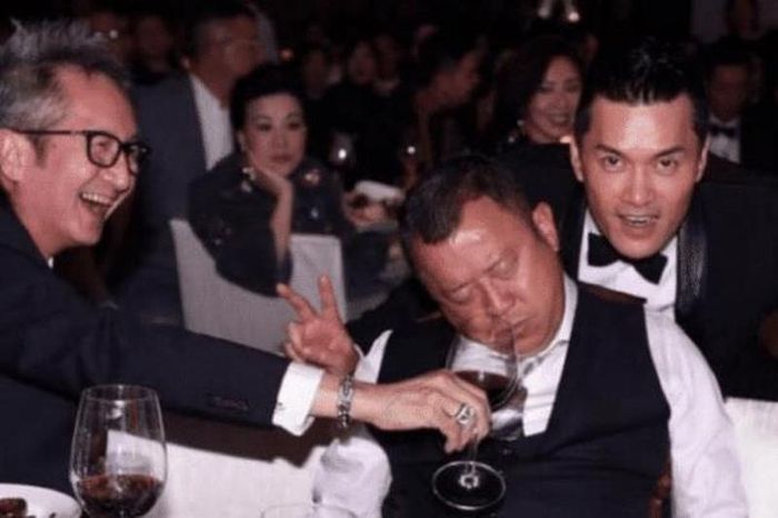 Tằng Chí Vỹ trong một lần tham dự bữa tiệc của một người bạn, vì tâm trạng ngày hôm đó rất tốt nên nam diễn viên đã uống hơi quá chén. Sau cùng, Tằng Chí Vỹ ngủ thiếp đi vì say, không gây ra bất kỳ hành động mất kiểm soát nào.