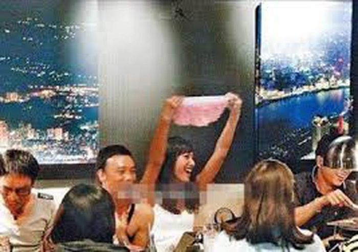 Tưởng Di trong một lần tổ chức tiệc sinh nhật đã mời 4 người đàn ông cùng ăn tối. Sau khi say rượu, người đẹp vô cùng phấn khích, đến mức giơ cao món quà là một chiếc quần lót trong nhà hàng, khiến bạn bè xung quanh vô cùng kinh ngạc.