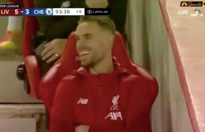 Jordan Henderson bật cười sau khi có động tác tập hôn cúp 'ảo' trong lúc chờ lên bục danh dự giơ cao cúp thật