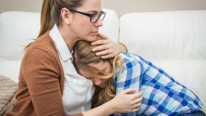 Con gái đang tuổi mới lớn, nhiều thay đổi về tâm sinh lý, mà tâm hồn lại mong manh, dễ vỡ (Ảnh minh họa)
