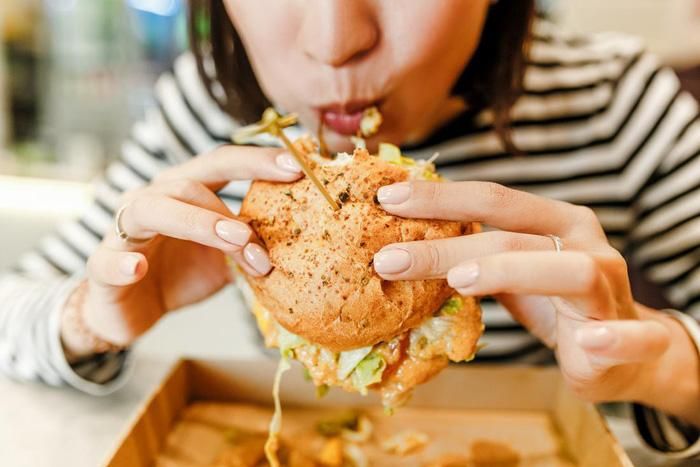 Đồ ăn nhanh vào bữa tối không tốt cho hệ tiêu hóa và chất lượng giấc ngủ (Ảnh: Internet)