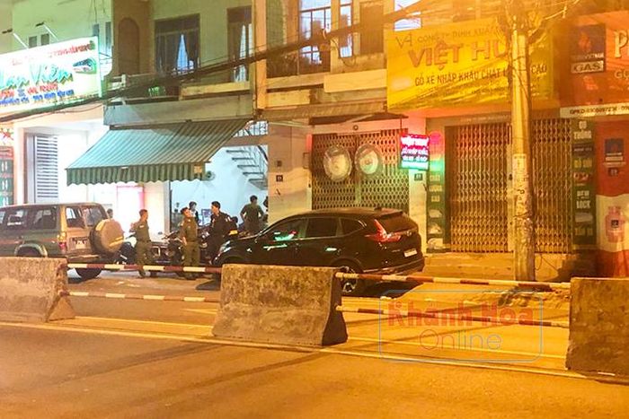  Lực lượng công an phong tỏa một điểm cá độ trên đường Lê Hồng Phong để thu thập chứng cứ, điều tra hồi tháng 1-2020. 