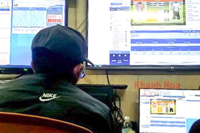  Cảnh cá độ bóng đá ảo, trả tiền thua độ tại quán trên đường Lê Hồng Phong. (Ảnh cắt từ clip) 