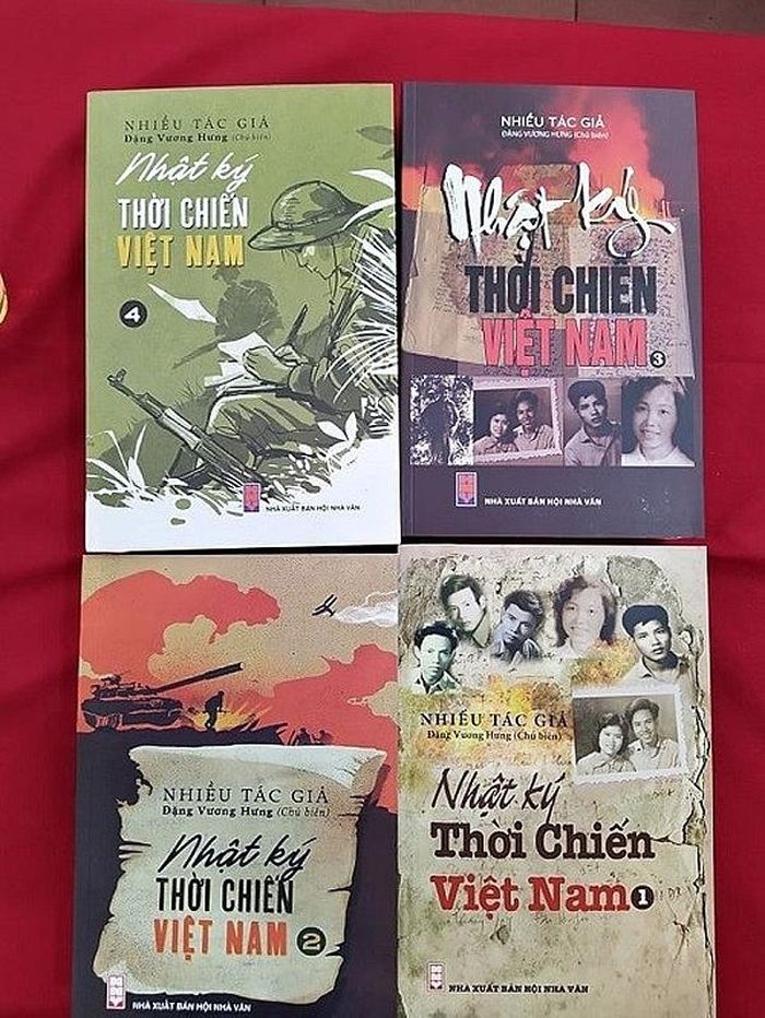 Bộ sách "Nhật ký thời chiến Việt Nam" bao gồm 4 tập được nhà văn, cựu chiến binh Đặng Vương Hưng biên soạn từ nhật ký của những người lính chiến trường.