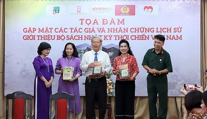 Ban tổ chức tặng sách cho thân nhân gia đình thương binh, liệt sỹ và các nhân chứng lịch sử.