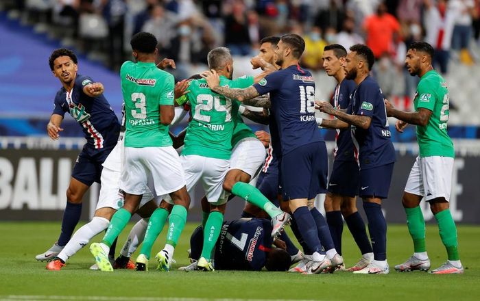  Trận đấu tại Stade de France liên tục bị gián đoạn bởi những tình huống va chạm giữa cầu thủ đôi bên. PSG chịu tổn thất ngay trong hiệp một khi Kylian Mbappe phải rời sân vì chấn thương sau pha phạm lỗi của Loic Perrin. Trung vệ đội trưởng của Saint-Etienne bị trọng tài chính truất quyền thi đấu sau pha bóng triệt hạ với đồng hương sinh năm 1998.