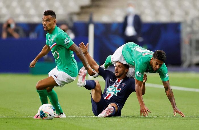  12 cú dứt điểm được nhà ĐKVĐ Ligue 1 thực hiện, 8 trong số đó bóng đi trúng đích nhưng chỉ có cú đá bồi của Neymar ở phút 16 đưa bóng vào lưới đối thủ. Saint-Etienne với 10 người nhưng cũng có vài lần khiến hàng thủ đối phương toát mồ hôi với những pha phản công khá nguy hiểm.