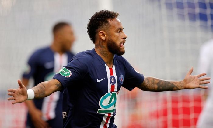 Hàng thủ số đông áo xanh không thể ngăn sức mạnh vượt trội của PSG. Phút 16, Mbappe xâm nhập vùng cấm rồi tung cú sút nhưng bị thủ môn Moulin ngăn chặn. Neymar xuất hiện đúng lúc để đá bồi mở tỷ số trận chung kết.