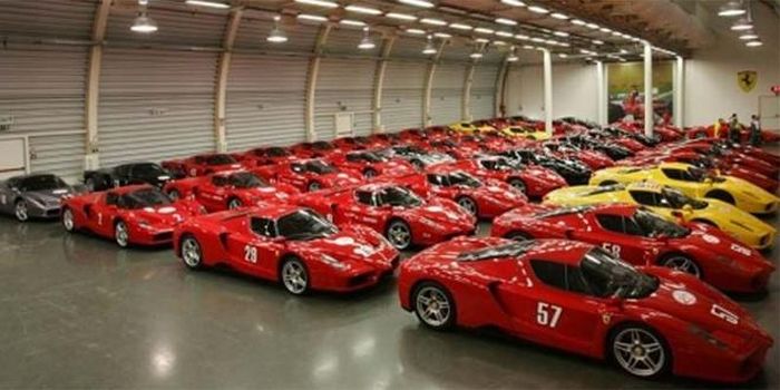  Bộ sưu tập 5.000 xe sang của Quốc vương Brunei gồm những chiếc Rolls-Royce, McLaren F1, trong đó có chiếc Mercedes-Benz CLK GTR với vô lăng bên phải duy nhất trên thế giới. Ảnh: SCMP. 