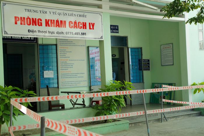 Trung tâm y tế quận Liên Chiểu siết chặt kiểm soát, tăng cường hỗ trợ trạm y tế địa phương kiểm soát sức khỏe người dân. - Ảnh: VGP 