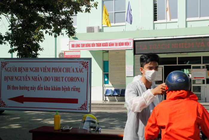 Trung tâm y tế quận Liên Chiểu siết chặt kiểm soát, tăng cường hỗ trợ trạm y tế địa phương kiểm soát sức khỏe người dân. - Ảnh: VGP 