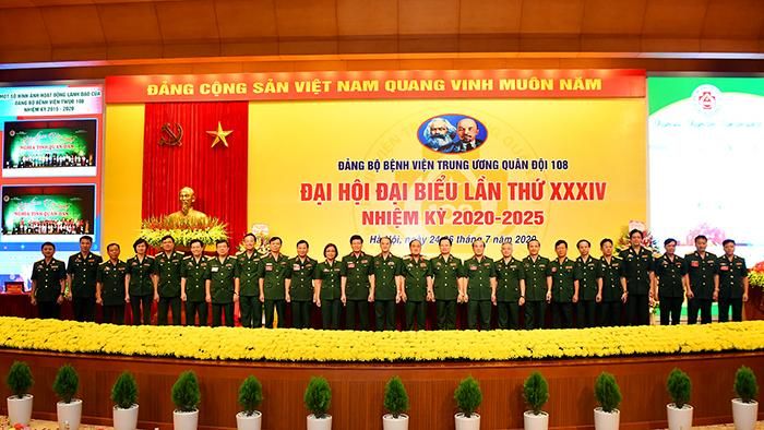  Thượng tướng Trần Đơn chụp ảnh cùng Đảng ủy, Ban giám đốc bệnh viện. 