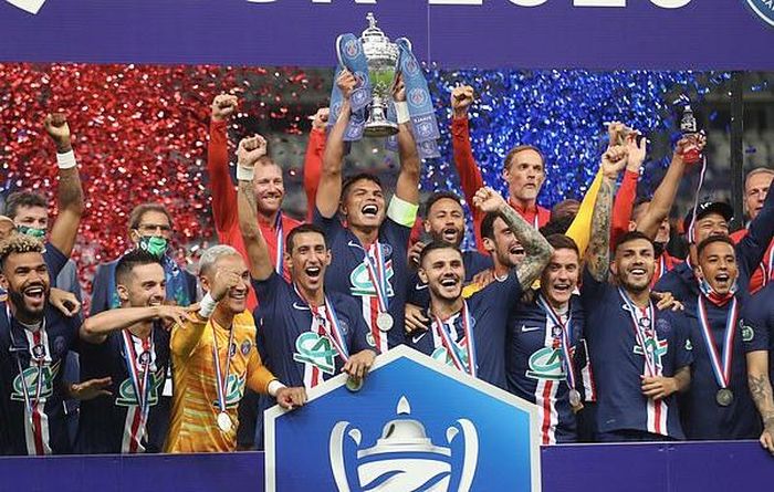  PSG nâng cao Cúp Quốc gia Pháp mùa giải 2019-2020. Ảnh: Dailymail.