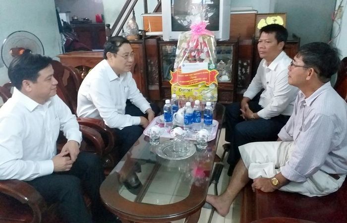 Chủ tịch UBND TP Đà Nẵng Huỳnh Đức Thơ thăm và tặng quà thương binh Lê Minh Hà.