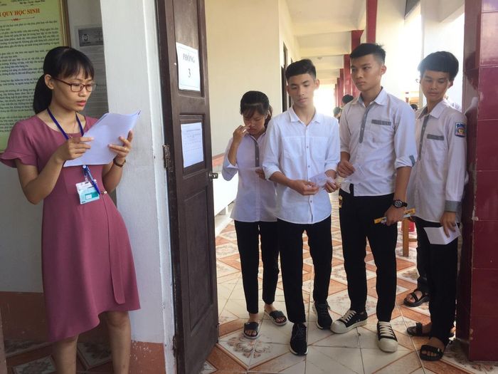 HS chờ gọi tên vào phòng thi tại Hội đồng thi Trường THPT Trần Nhân Tông