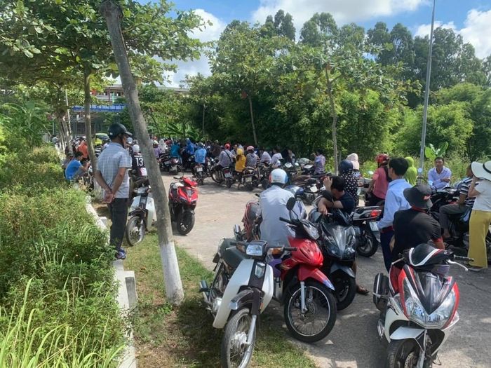 Phụ huynh đứng chờ con dự thi tại điểm thi Trường THPT Trần Quốc Tuấn, huyện Hải Hậu