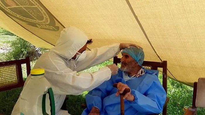 Cụ Aziz Abdul Alim được nhân viên y tế kiểm tra sức khỏe.