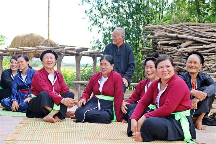 Một buổi sinh hoạt câu lạc bộ hát soọng cô Bình Dân, Vân Đồn. Ảnh: TTH