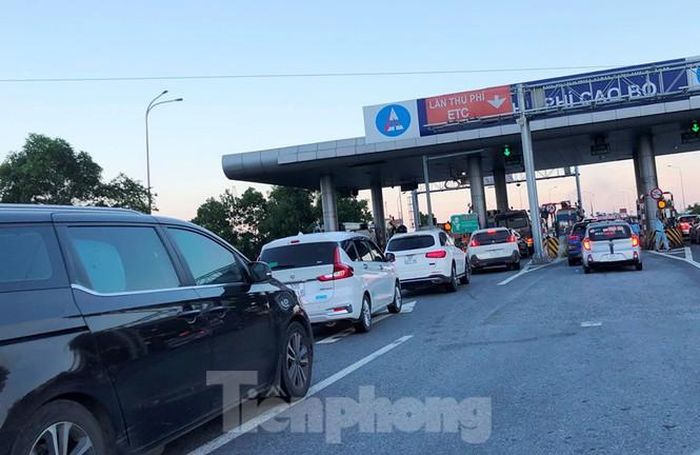 Điều đáng nói, tuy là trạm cuối tuyến có đông phương tiện ra khỏi đường cao tốc nhưng tại trạm thu phí phía Cao Bồ chỉ có duy nhất 1 làn ETC. Việc này dẫn đến khi có xe đi vào làn ETC nhưng không thanh toán được đã phải dừng lại, làm cho các phương tiện đi sau cũng bị dừng và lâm vào thế không thể tiến, lùi.