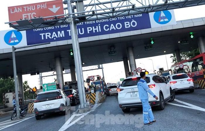 Trước tình trạng trên, cả trong chiều qua và sáng nay, quản lý trạm thu phí đã cử nhân viên ra điều tiết giao thông, trong đó có hướng dẫn một số xe phải xếp hàng ở làn ETC rẽ sang làn truyền thống để thanh toán bằng tiền mặt (mặc dù xe đã có thẻ thanh toán không dừng).