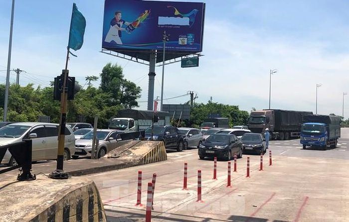 Việc này đã làm cho phương tiện chưa dán thẻ đi vào trạm Liêm Tuyền thường đông hơn, gây ùn tắc kéo dài, trong khi đó làn ETC lại vắng xe.