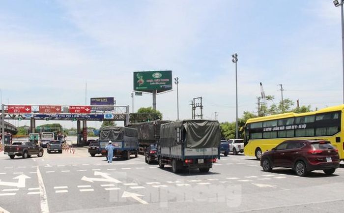 Trong khi đó tại trạm thu phí Liêm Tuyền, chỉ là trạm nhánh nhưng lại được bố trí tới 3 làn ETC, trong khi là thu phí thông thường chỉ 2 làn.