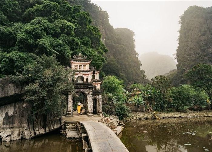 Tới Ninh Bình, Stephen Nash đã ghé thăm Vân Long, khu bảo tồn thiên nhiên đất ngập nước lớn nhất vùng đồng bằng châu thổ Bắc Bộ. Đây là nơi sinh sống của loài voọc quần đùi trắng quý hiếm. Tại đây, anh đã có nửa ngày tham quan cùng nhóm hướng dẫn viên địa phương trên thuyền.
