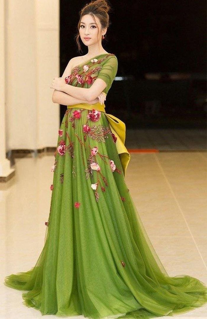 Đỗ Mỹ Linh cũng từng rơi vào top sao mặc xấu khi trưng dụng bộ váy dạ hội xanh điểm thêm những bông hoa hồng trên thân váy.