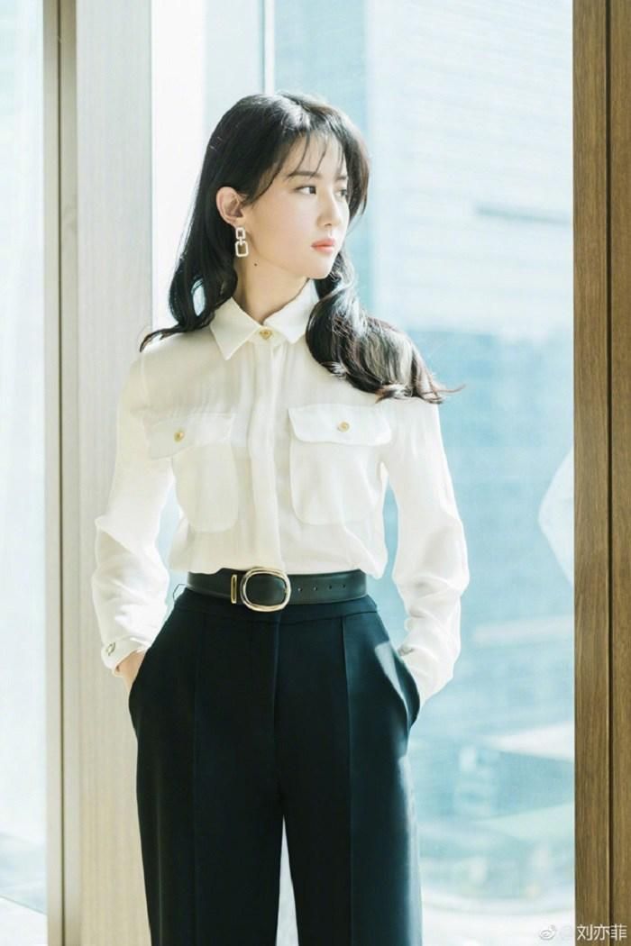 Dù "lên đồ" khá đơn giản, song những bộ cánh này đều góp phần giúp cho khí chất kiêu kì và soái tỷ của mỹ nhân họ Lưu được giữ nguyên vẹn. 