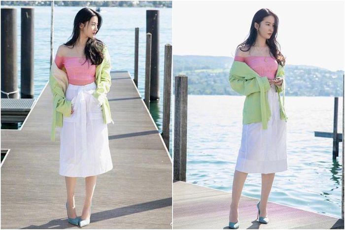 Trong ảnh, “nàng Tiểu Long Nữ” diện áo trễ vai tông hồng tay dài kết hợp với chân váy trắng. Cô còn sử dụng áo khoác và đi giày màu xanh nổi bật. Bộ cánh giúp Lưu Diệc Phi khoe được đôi chân thon thả cùng bờ vai mảnh mai quyến rũ.