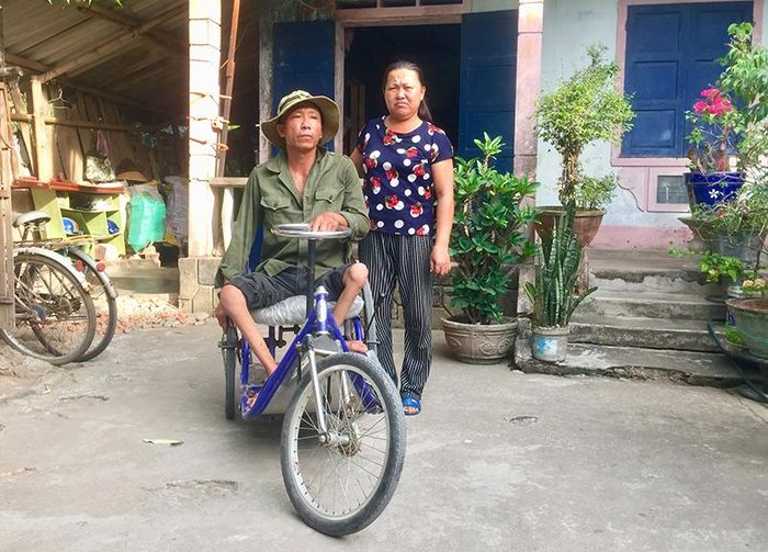 Vợ chồng anh Nguyễn Văn Thành, chị Lê Thị Hạnh bên căn nhà ở nhờ tại Khu phố 5, Phường 2, thị xã Quảng Trị. Ảnh: V.T